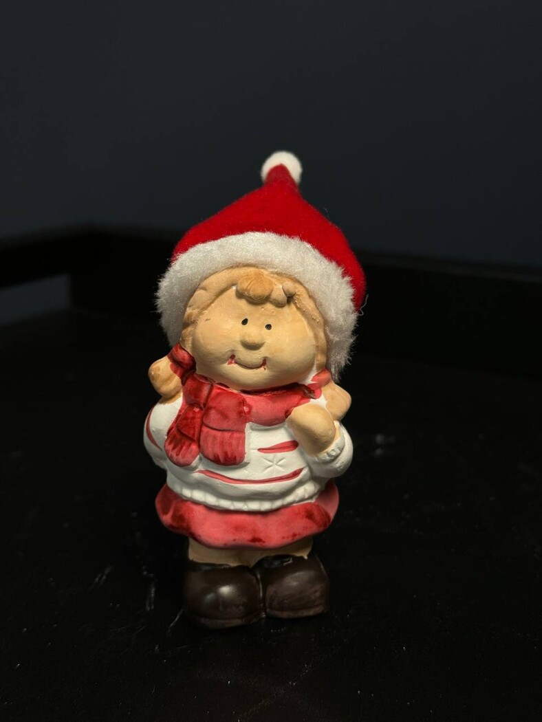 Сувенир Малышка в красном колпаке 5*4* — изображение 1
